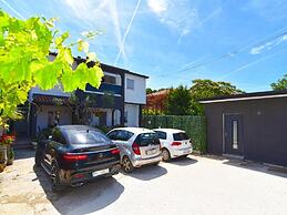 Welcoming Apartment With Shared Pool