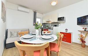 Spacious Apartment With Garden