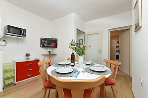 Spacious Apartment With Garden
