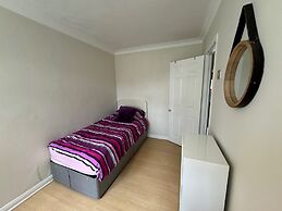 Lovely 2 Bedrooms Flat in South Sutton