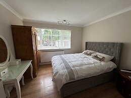 Lovely 2 Bedrooms Flat in South Sutton