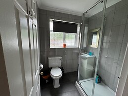 Lovely 2 Bedrooms Flat in South Sutton