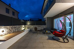 Peaceful Blooming Villa With Pool