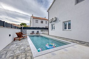 Peaceful Blooming Villa With Pool