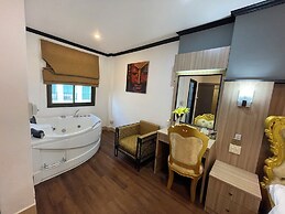 Lucky City Hotel