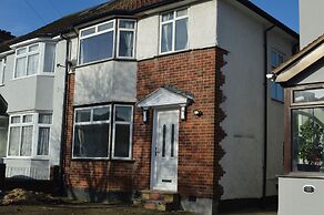 Colindale/sleeps7/privategarden/3br/freeparking/