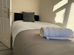 Colindale/sleeps7/privategarden/3br/freeparking/