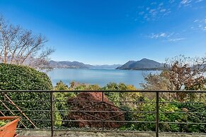 Infinity Lake View Terraced Casa