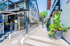 Yorkville Express Stays