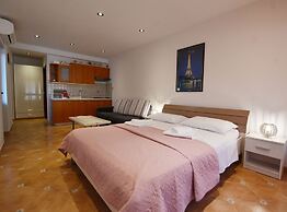 Sleek and Serene Flat and Rooms