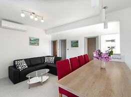 Modern Villa Near the Sea