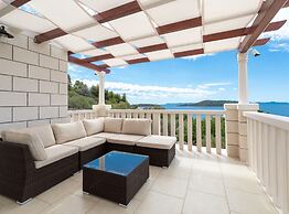 Modern Villa Near the Sea