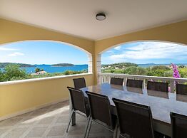 Modern Villa Near the Sea