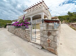 Modern Villa Near the Sea