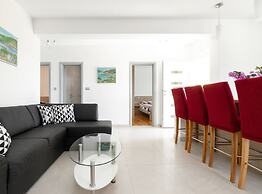Modern Villa Near the Sea