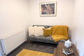 1 Bed Flat - Sleeps 3 - Parking - Pet Friendly