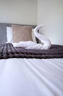 1 Bed Flat - Sleeps 3 - Parking - Pet Friendly