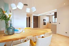 Modern Apartment With Pool