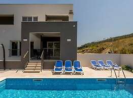 Modern & Stylish Villa With Private Pool