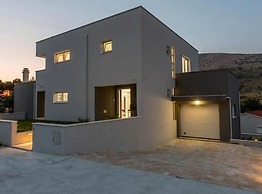 Modern & Stylish Villa With Private Pool
