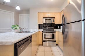 The Yonge Suites - Downtown Elegance