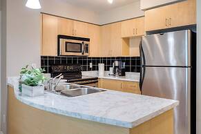 The Yonge Suites - Downtown Elegance