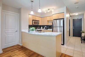 The Yonge Suites - Downtown Elegance