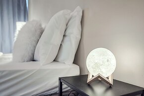 The Yonge Suites - Downtown Elegance