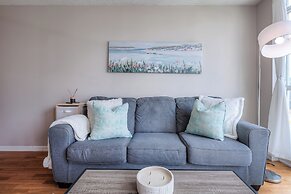 The Yonge Suites - Downtown Elegance