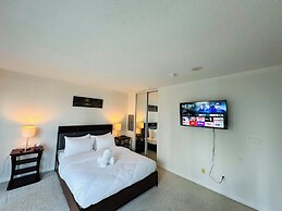 The Yonge Suites - Downtown Elegance