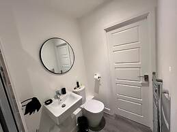 Modern 2 Bedroom Apartment