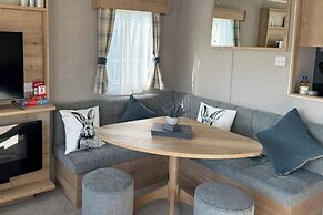 Gorgeous 2 Bed Caravan in South Cerney