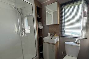 Gorgeous 2 Bed Caravan in South Cerney