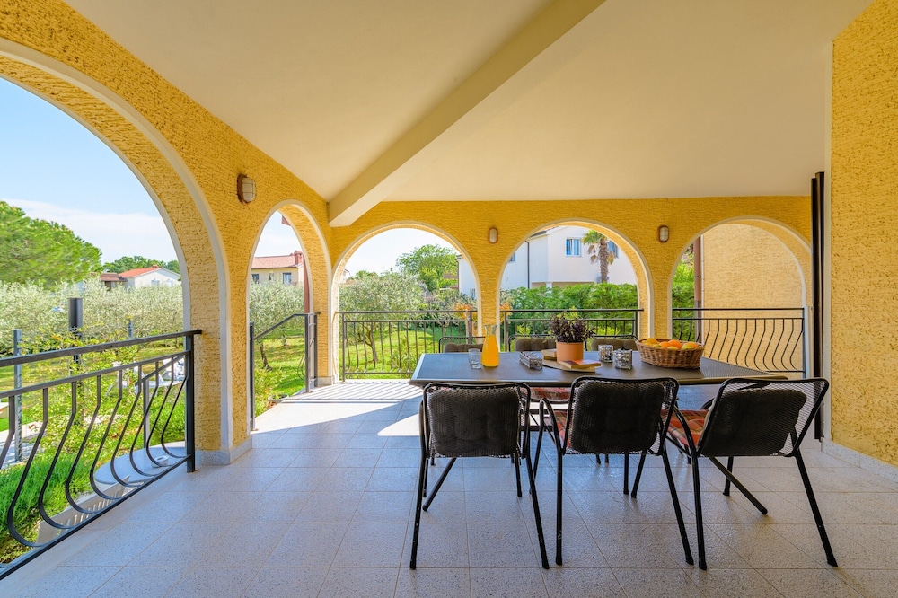 Spacious Apartment With Garden