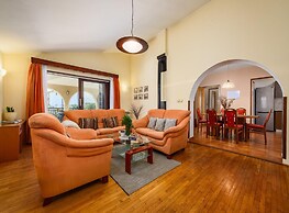 Spacious Apartment With Garden