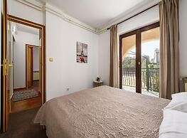 Spacious Apartment With Garden