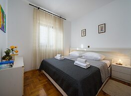 Graceful Apartment With Barbecue Area