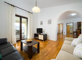 Graceful Apartment With Barbecue Area