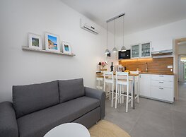 Bright Apartment With Communal Pool