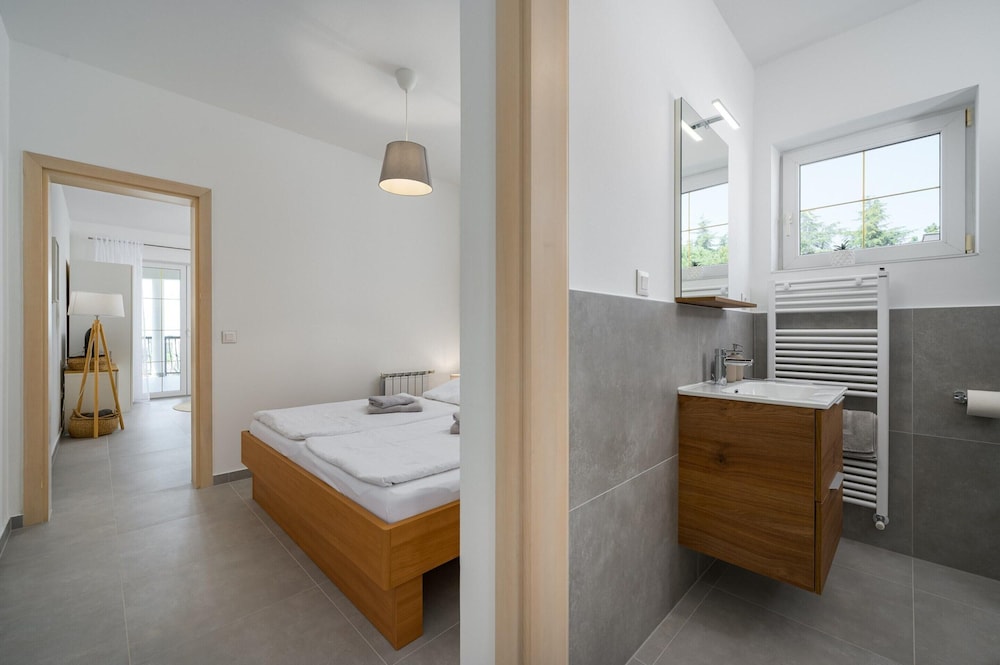 Bright Apartment With Communal Pool