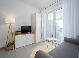 Bright Apartment With Communal Pool