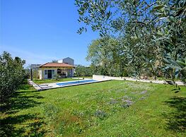 Bright Apartment With Communal Pool