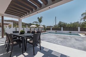Villa Infinity Ena in Kalamaki