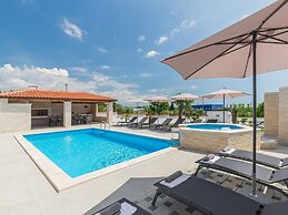 Aesthetic Villa With Private Pool