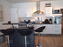 Spacious Apartment With Mountain View
