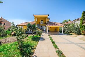 Attractive Apartment With Garden