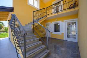 Attractive Apartment With Garden