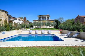 Attractive Apartment With Garden
