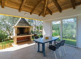 Attractive Apartment With Garden
