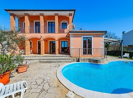 Villa in Visnjan With Private Heated Pool